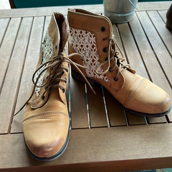 Steve Madden tan leather with lace boots! Excellent condition! Size 7.5 - Picture 1 of 7